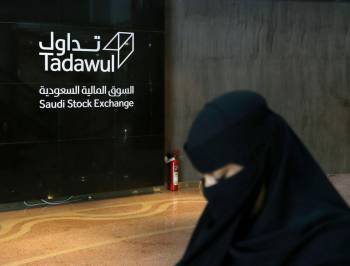 Devant la bourse d'Arabie Saoudite (Tadawul), /u00e0 Riyad, le 9 mars. Photo Ahmed Yosri. Reuters