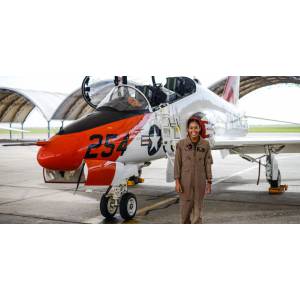 Madeline Swegle, première femme noire à devenir pilote de chasse de la Navy