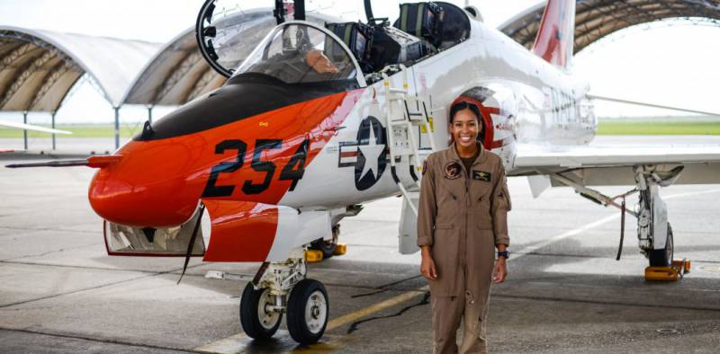 Madeline Swegle, première femme noire à devenir pilote de chasse de la Navy