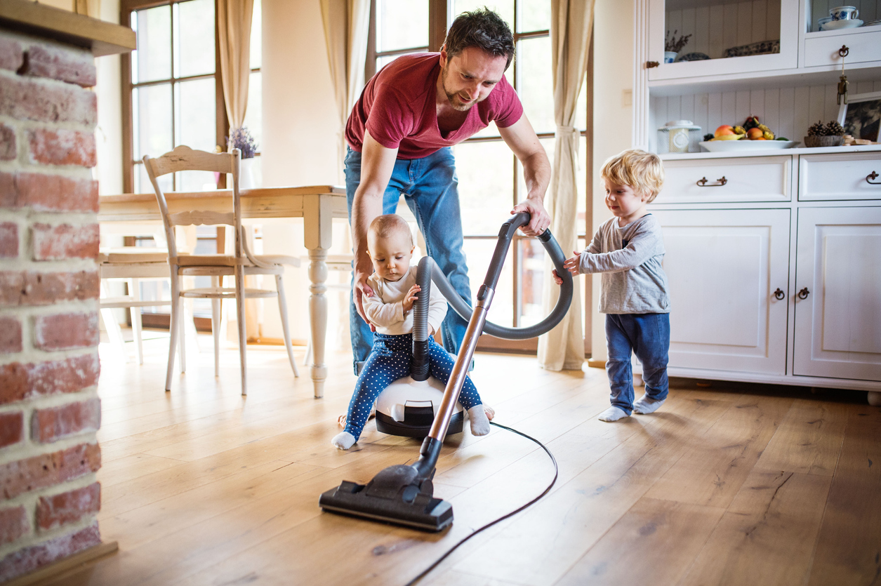 Tâches domestiques : l’égalité progresse dans les jeunes couples