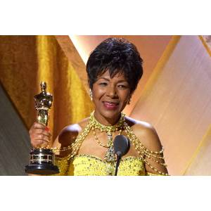 La réalisatrice martiniquaise Euzhan Palcy reçoit son Oscar d'honneur des mains de Viola Davis