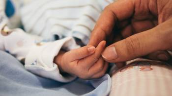 Un rapport parlementaire prône un congé parental d’un an