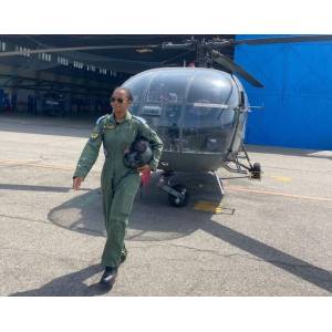 Lalarisoa Ginna RAELINIRINA, première femme pilote d’hélicoptère au sein de l’armée de l’air de Madagascar 